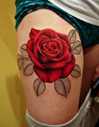 Tatouage-rose-rouge-cuisse-femme-Tattoo