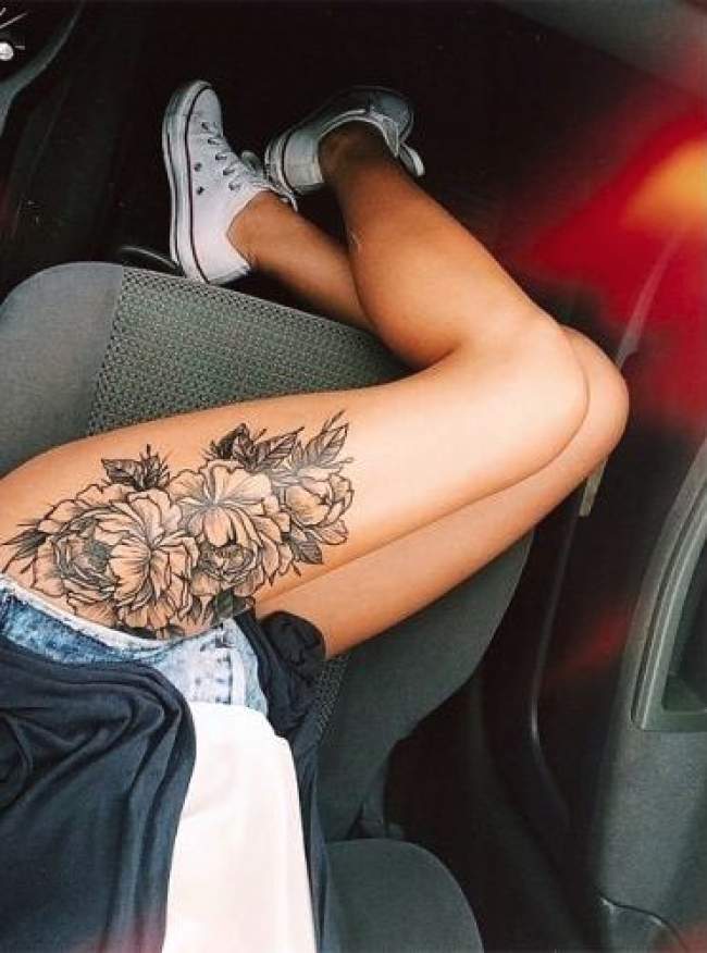 idee,tatouage,roses,noir,et,gris,femme,cuisse,