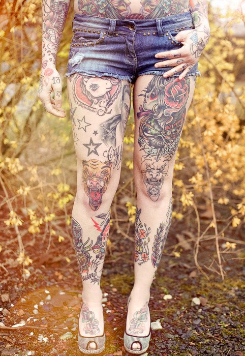 tatouage-rose-fleur-cuisse-et-pied-complet-femme-en-petite-culotte