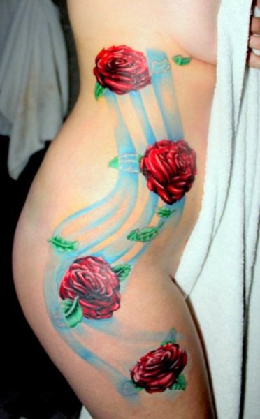 tatouage-rose-rouge-cuisse-et-flanc-femme
