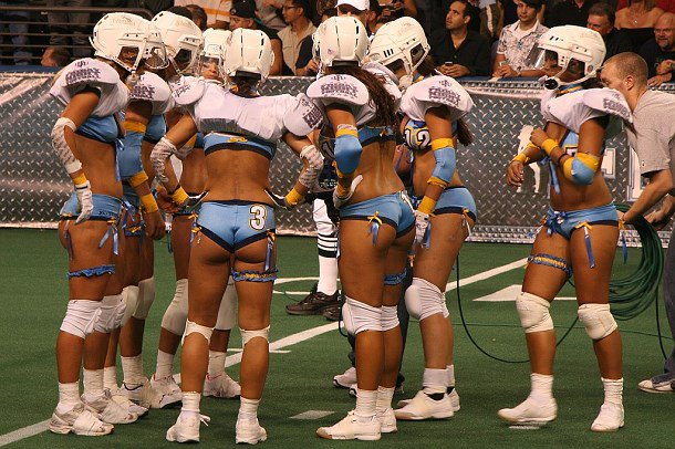 football américain féminin quand les filles jouent en lingerie