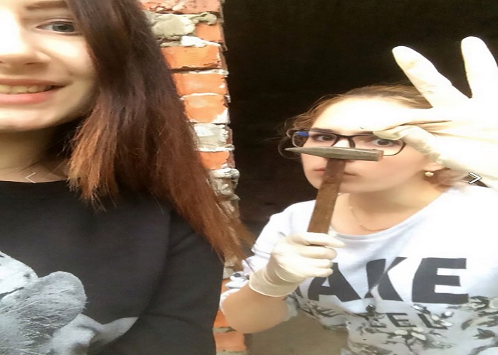 Ces deux filles torturent des chats et des chiens pour devenir célèbres sur Facebook...elles sont finalement arrêtées grâce à une pétition en ligne 1