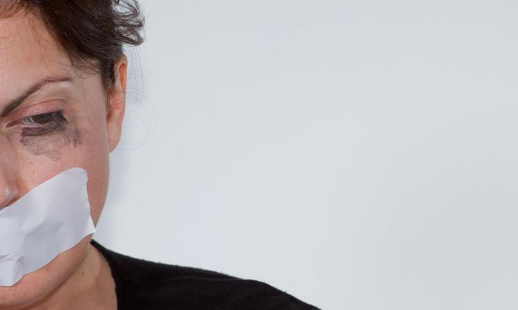 Elle déclare à son papa qu'elle est lesbienne...et pour la punir, il décide de la violer !
