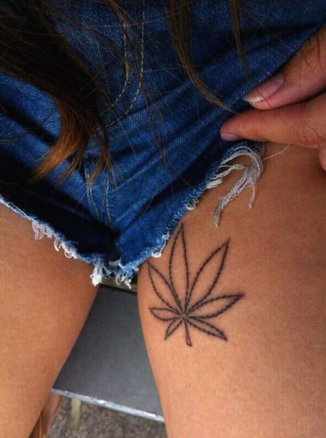idee-tatouage-feuille-de-cannabis-noir-et-gris-femme-cuisse
