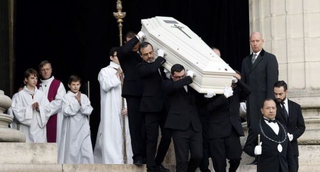 Noir Qui Dansent Avec Un Cercueil Voici pourquoi le cercueil de Johnny Hallyday était blanc